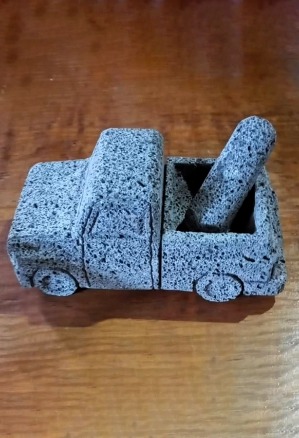 Molcajete Artesanal con Diseño de Coche – Tradición y Creatividad
